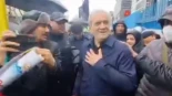 Alt-El presidente de Irán camina por Teherán saludando a los viandantes