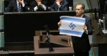 Alt-Un diputado de extrema derecha exhibe una bandera israelí con una esvástica en el parlamento polaco [ING]
