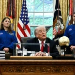 Alt-Trump se burla de las orejas del jefe de la NASA ante la prensa