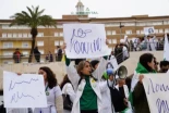 Alt-Los médicos españoles salen a la calle exhibiendo pancartas ilegibles