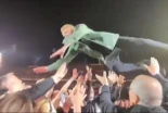 Alt-Manolo García salta desde el escenario con 70 años y nadie lo coge