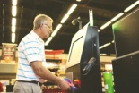Alt-Un hombre está deseando jubilarse para poder centrarse en colapsar las cajas del supermercado