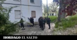Alt-La Ertzaintza despliega un enorme dispositivo policial en Errekaleor e identifica a decenas de vecinos