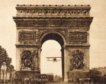 Alt-La increíble hazaña de Charles Godefroy atravesando con un biplano el Arco del Triunfo de París en 1919