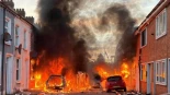 Alt-Las protestas antiinmigrantes en Belfast provocan actos violentos con residentes evacuados de casas en llamas