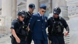 Alt-Miembro de la Fuerza Aérea de EE.UU. es arrestado en el Capitolio tras pedir un juicio político contra Trump
