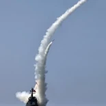 Alt-Corea del Norte prueba misiles desde el destructor Kang Kon