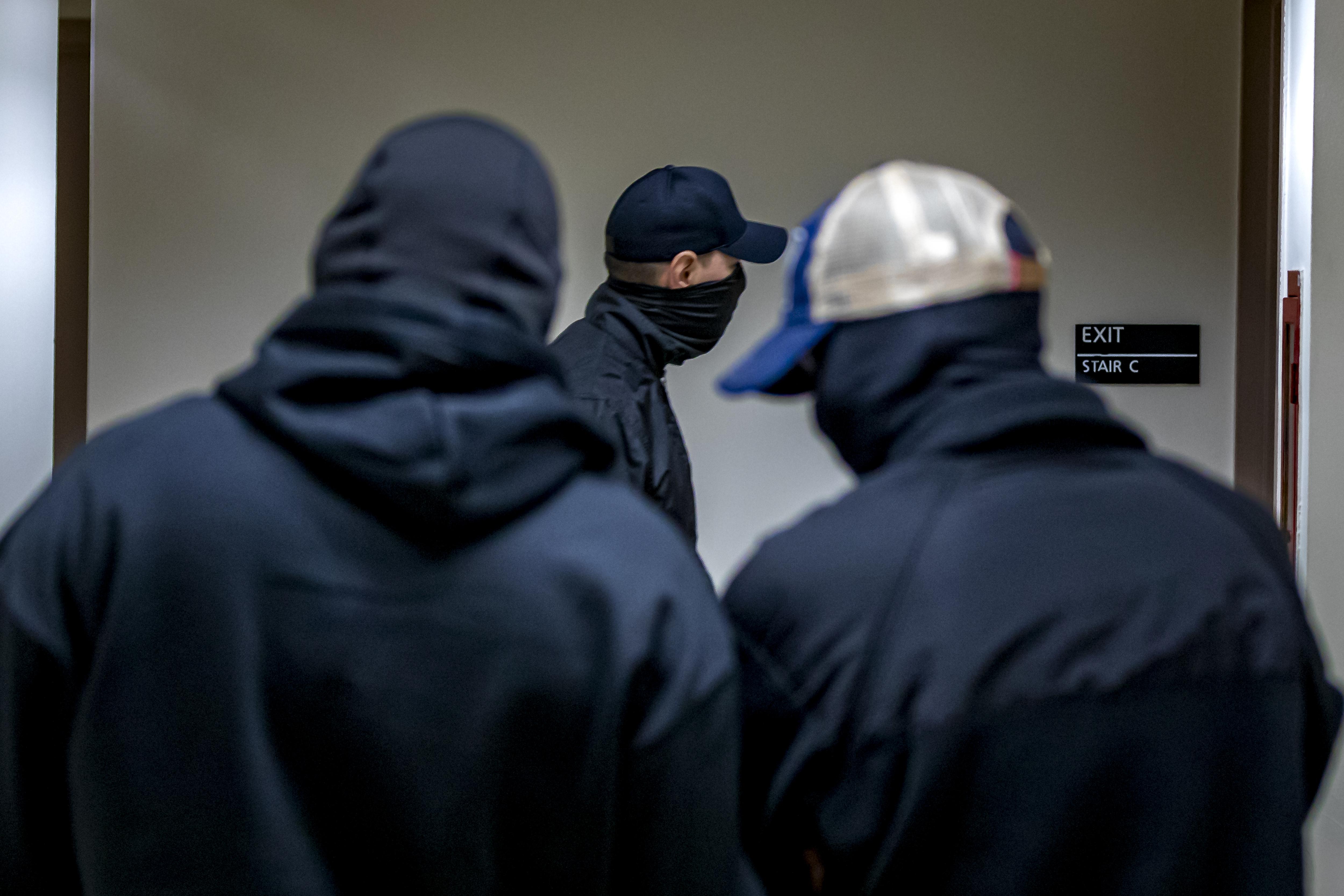 Agentes del ICE: armas, muertes y tácticas de intimidación