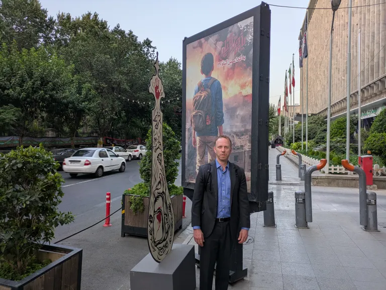 Alt-EE.UU. confisca dispositivos a Max Blumenthal tras reportaje en Irán