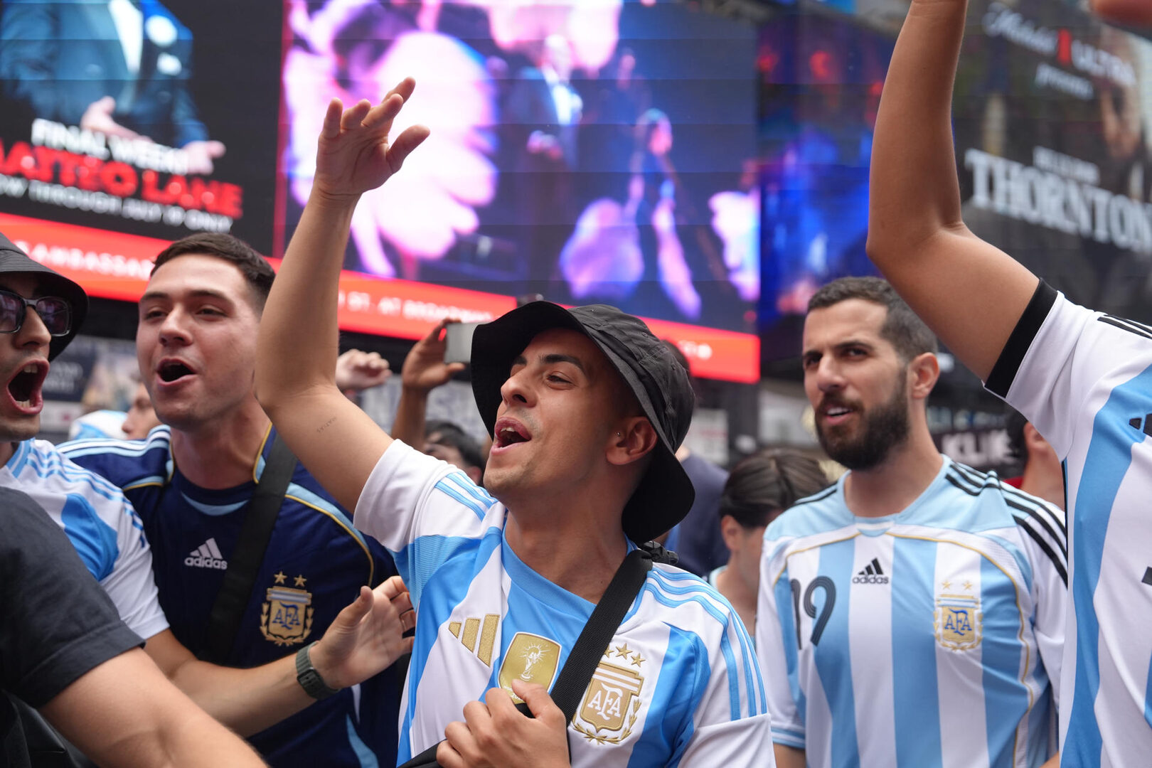 Alt-Los aficionados argentinos se endeudan para el Mundial: 'Voy a vender el auto'