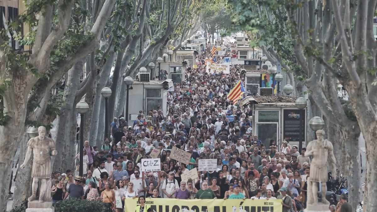 Cargas policiales en la mayor protesta contra la saturación turística en Mallorca