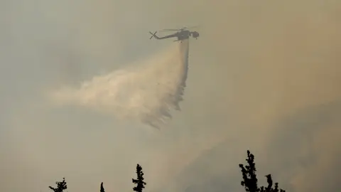 Mueren dos personas al chocar dos helicópteros contra incendios en Grecia