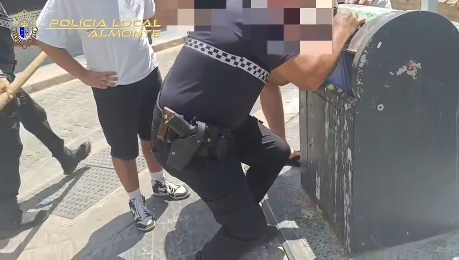 Rescatan a un cachorro abandonado en un contenedor soterrado en Almonte