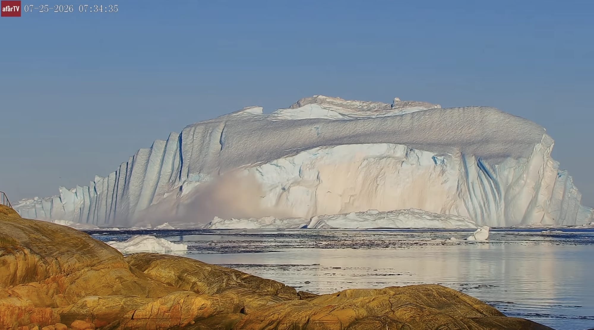 Iceberg monumental en Groenlandia da una voltereta captada en video