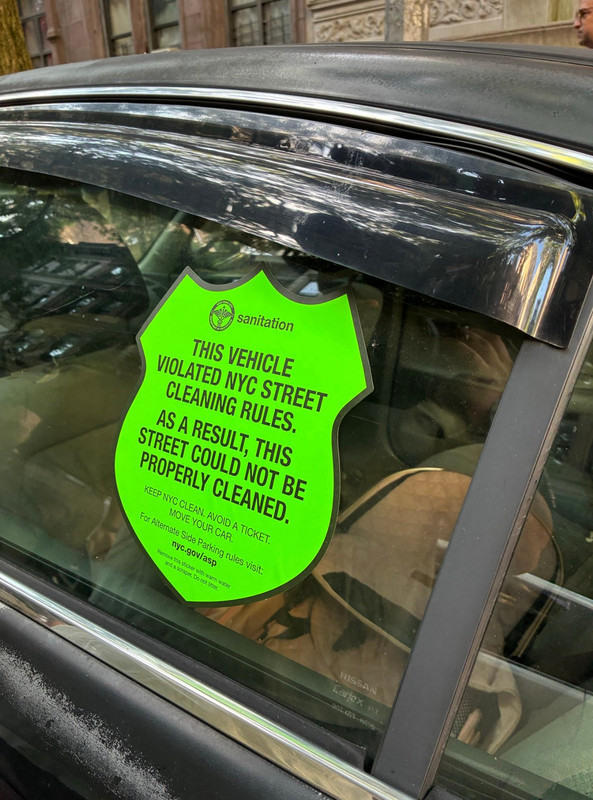 Nueva York multa y avergüenza a conductores con pegatinas