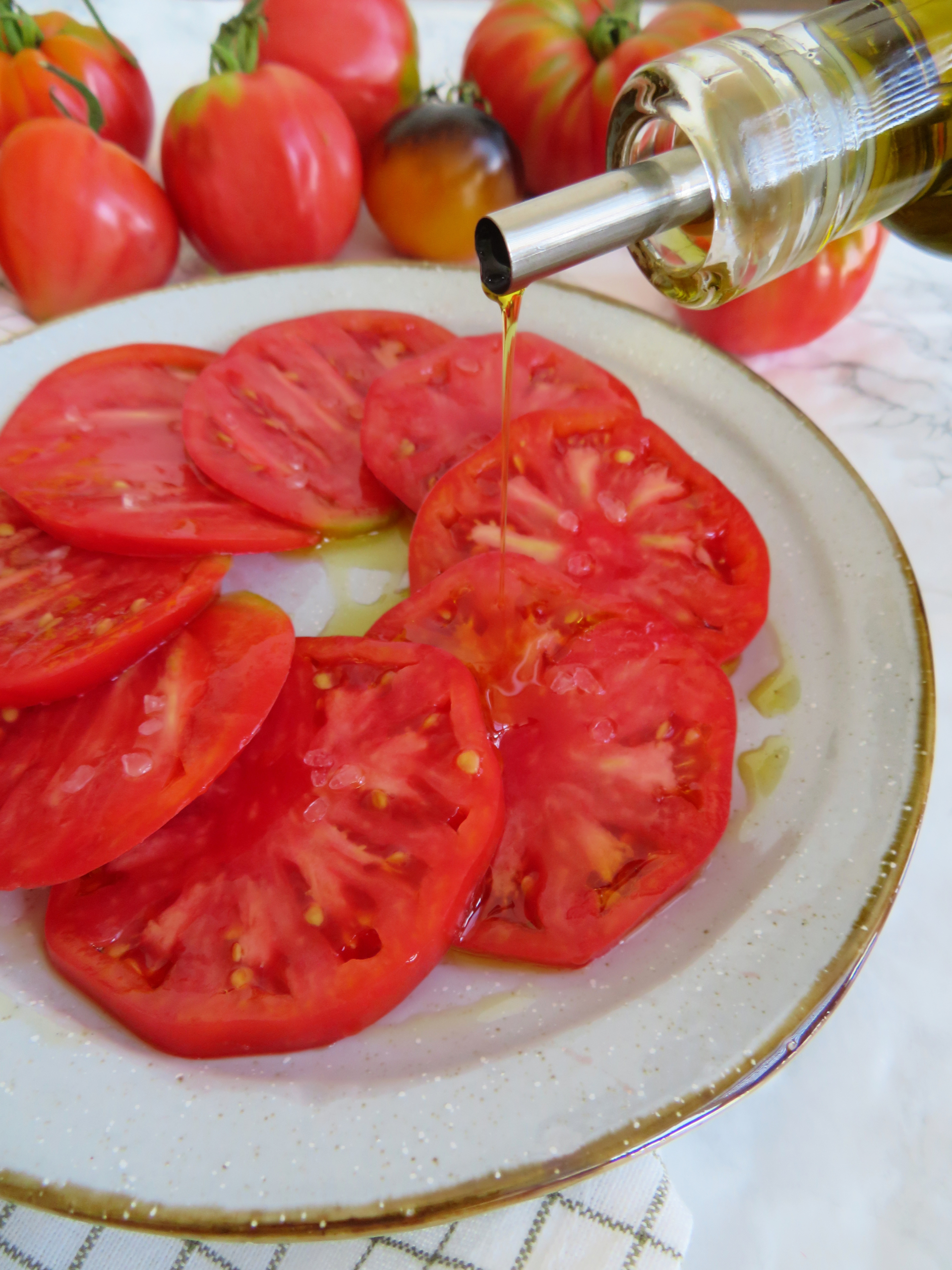 Ensalada de tomate: receta sencilla con aceite de oliva y sal