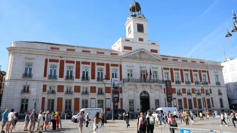 Ayuso justifica la reforma de Sol como una 'obra de arte' para adjudicarla a dedo