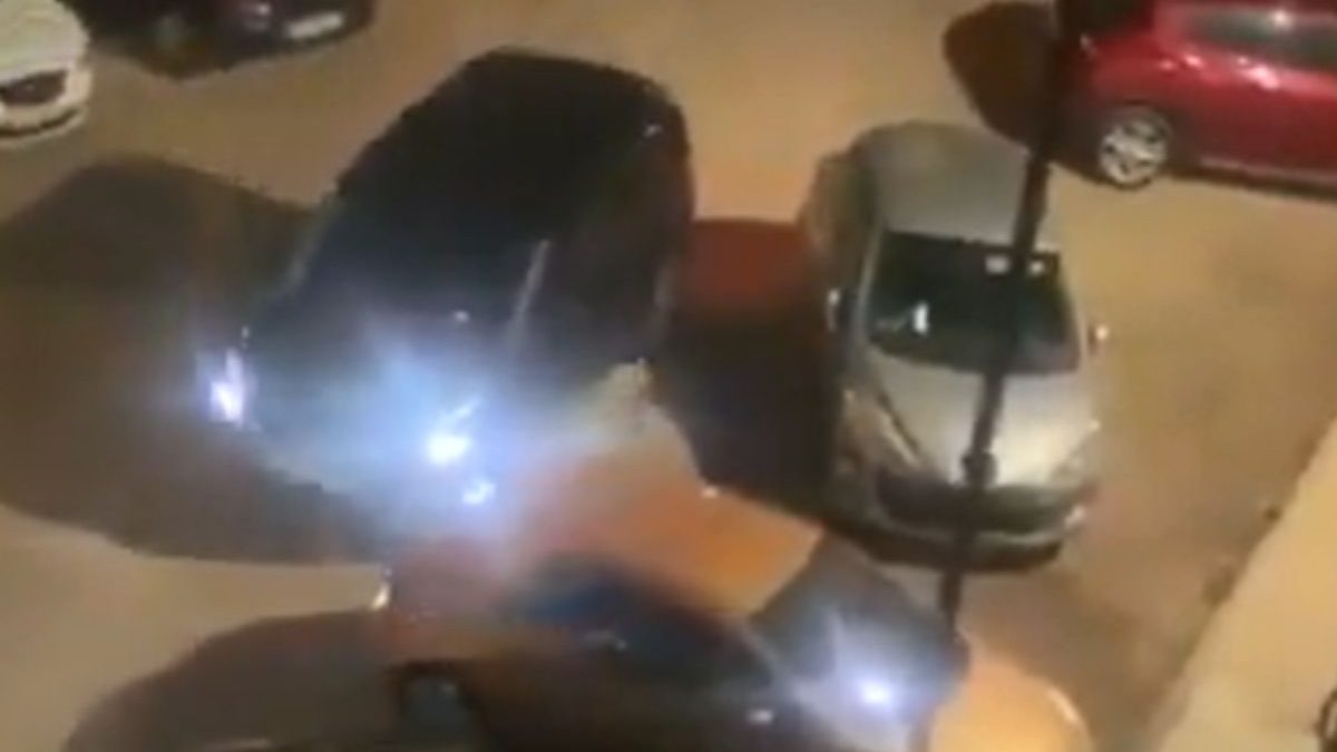 Convierte la calle en su aparcamiento privado con sus coches: vídeo viral