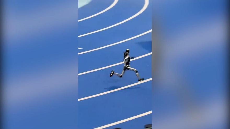 Robot que corre más que un humano pero no frena: el vídeo viral