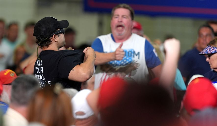 Manifestante expulsado de mitin de Trump llevaba camiseta polémica