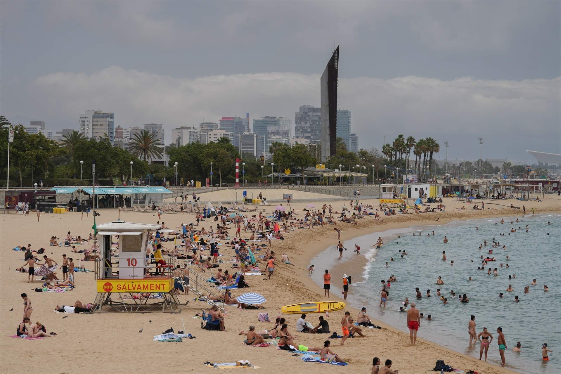 Dormir en las playas de Barcelona: el precio de los alojamientos empuja a turistas y recién llegados