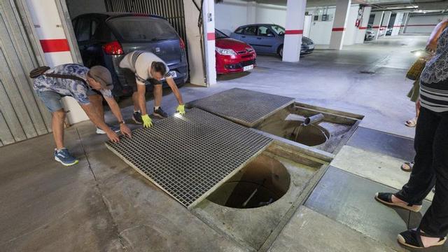 Cinco años sacando agua del garaje sin saber su origen en Cartagena