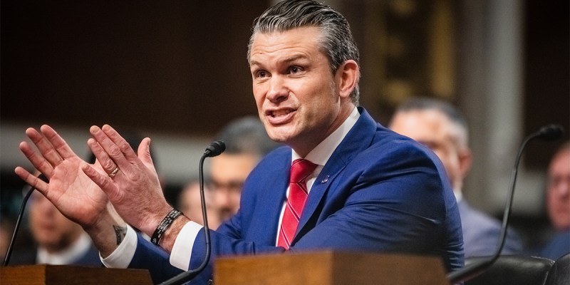 Alt-Hegseth comprobará personalmente la fuerza de las erecciones de cada soldado