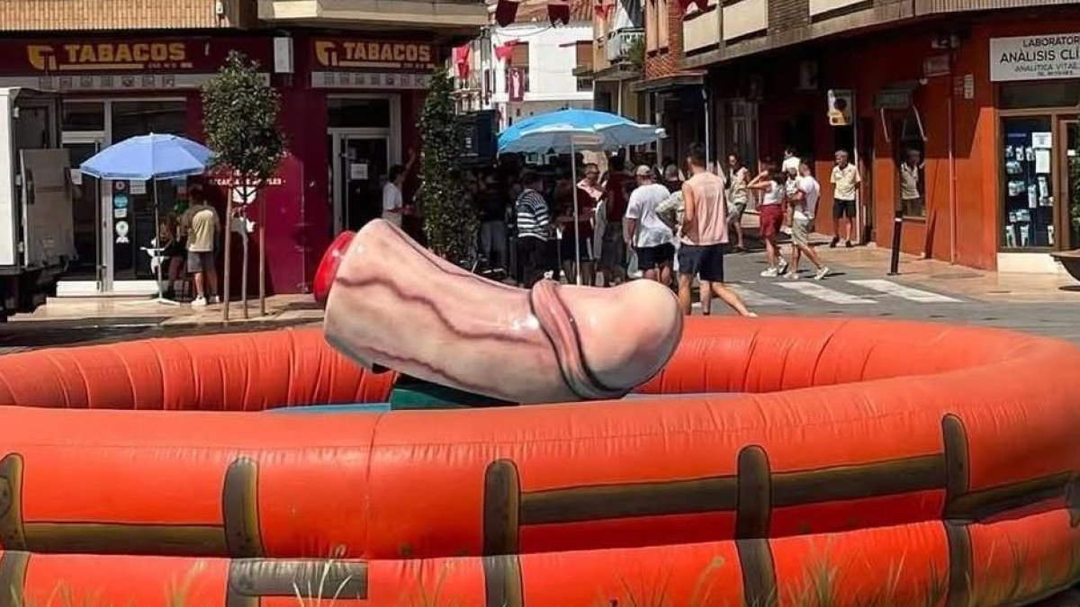 Polémica en Alginet por un pene gigante que sustituye al toro mecánico
