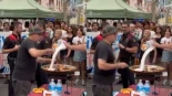 Antifascistas echan sal a Aliança Catalana en una paella en Igualada