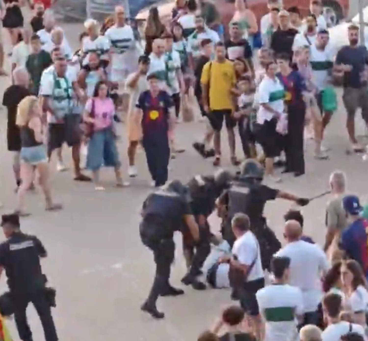 La policía española investigará la agresión a un aficionado del Barça en Elche por llevar una estelada