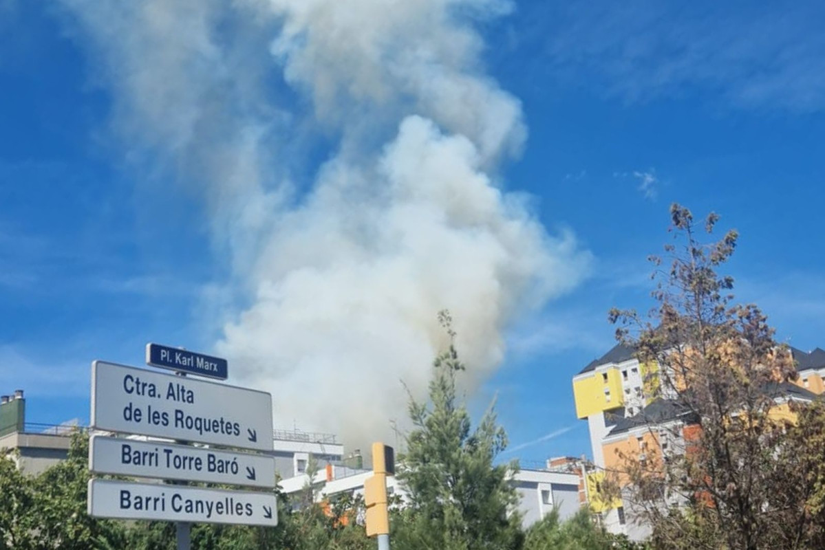 Incendio en Collserola confina a 14.000 vecinos en Barcelona