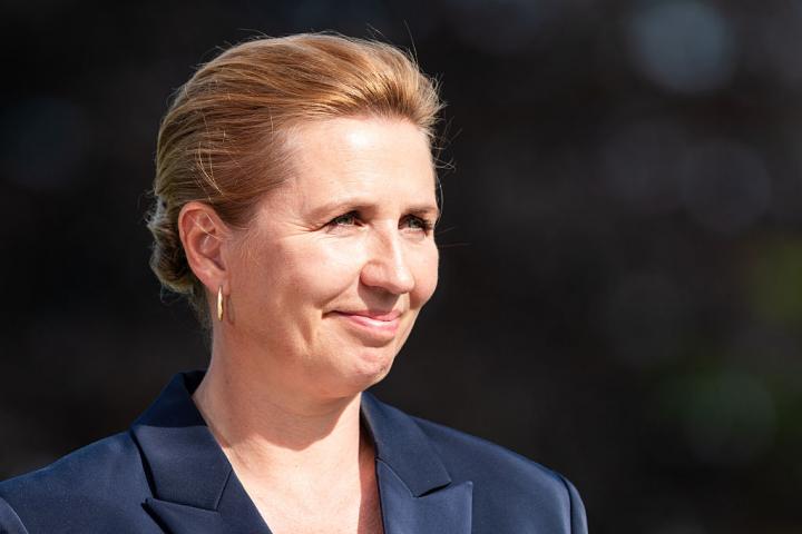 Mette Frederiksen responde a cirujano que le ofreció 'arreglarle' la nariz