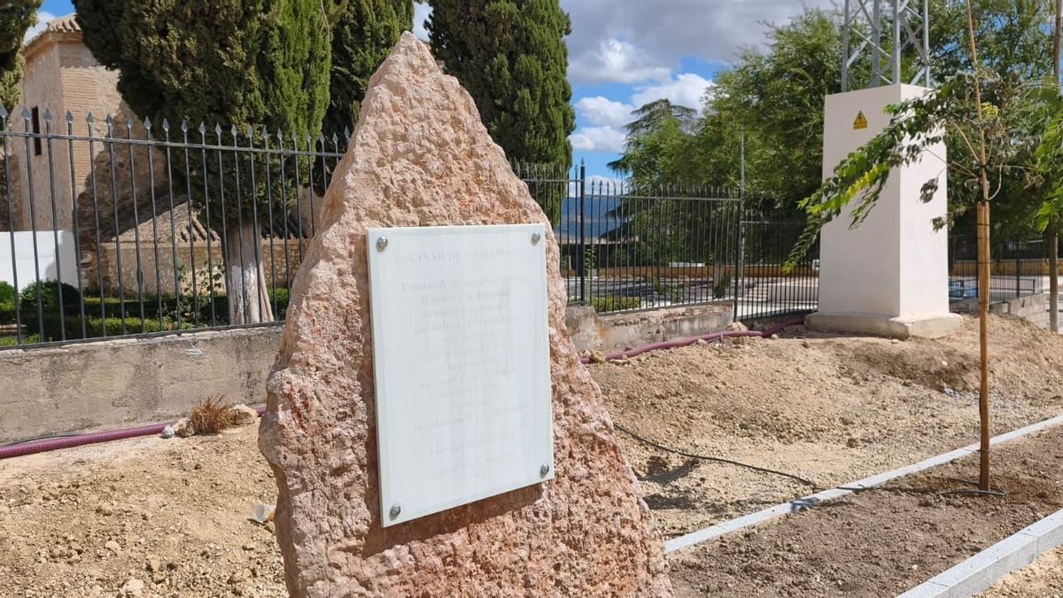 Polémica por placa que mezcla víctimas del franquismo y terrorismo en Encinas Reales