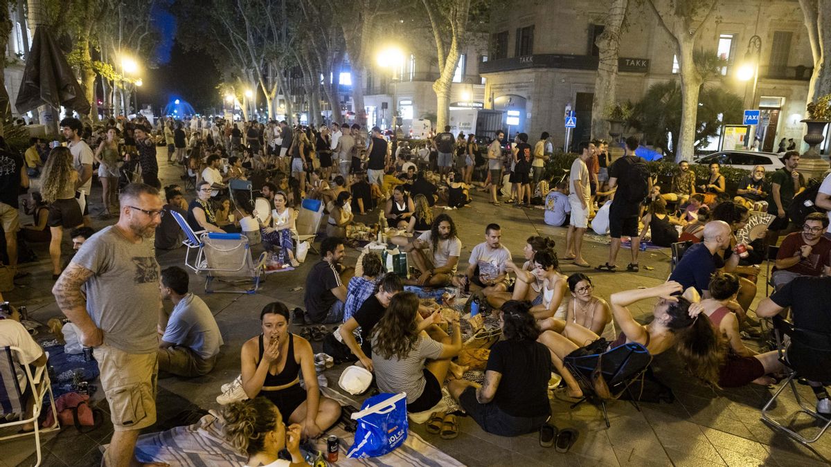 Vecinos de Palma ocupan la calle para cenar y rechazar el turismo masivo
