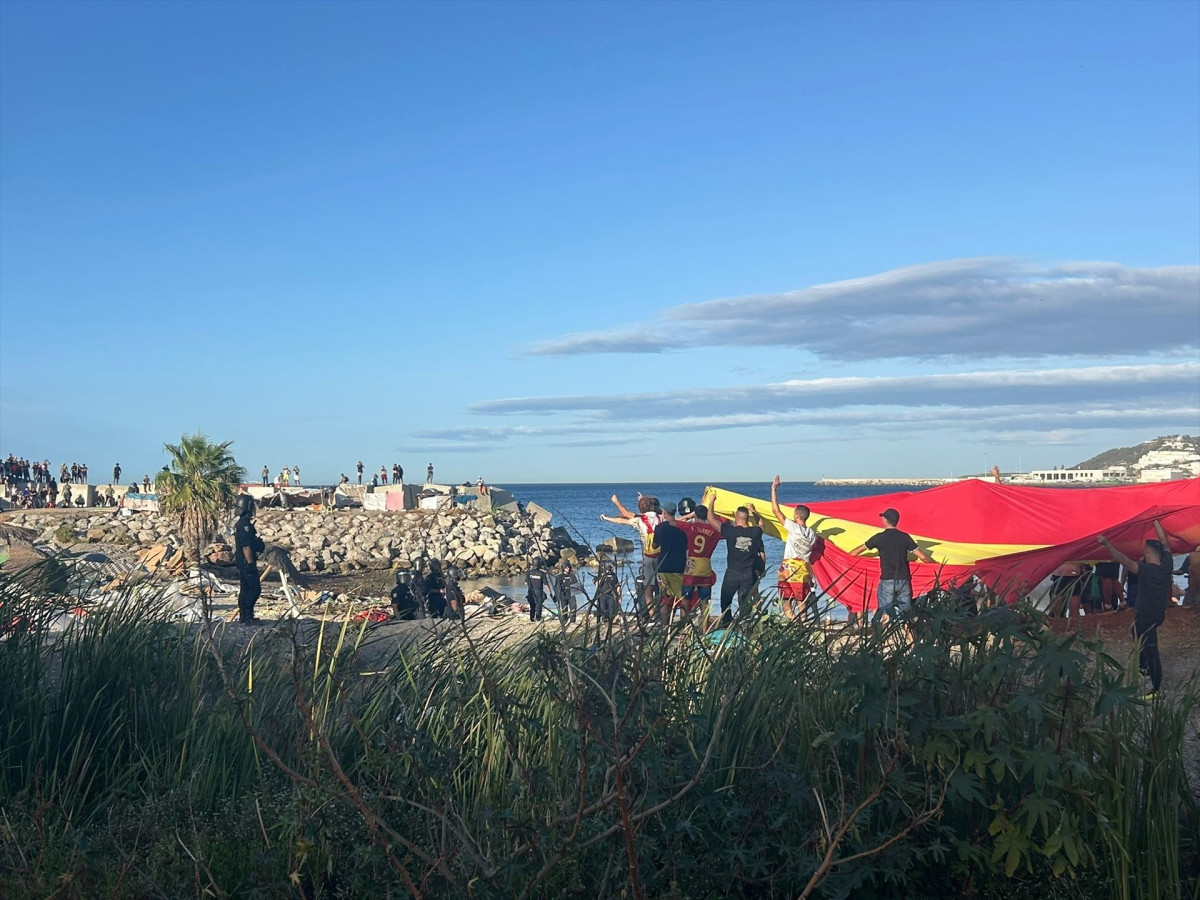 Tensión en Ceuta: cargas policiales tras incendiar campamentos de migrantes