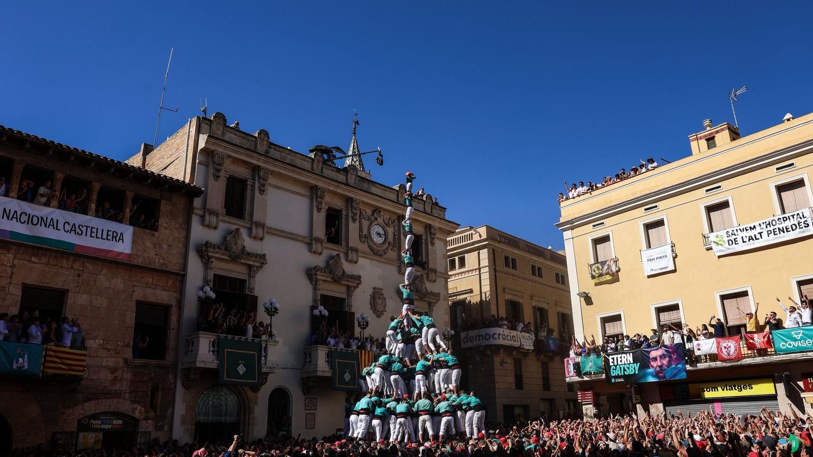 Los Castellers de Vilafranca descargan el primer pilar de 9 con folre, manilles y puntals de la historia