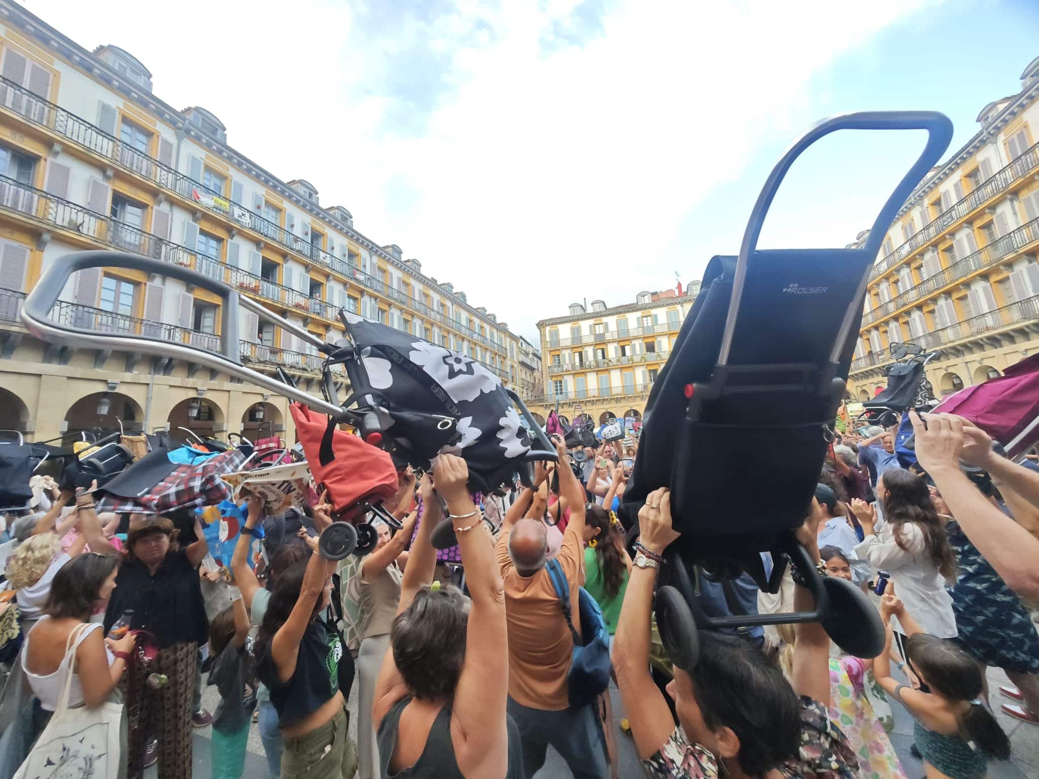Cientos de donostiarras con carros reivindican dar comida a personas sin hogar