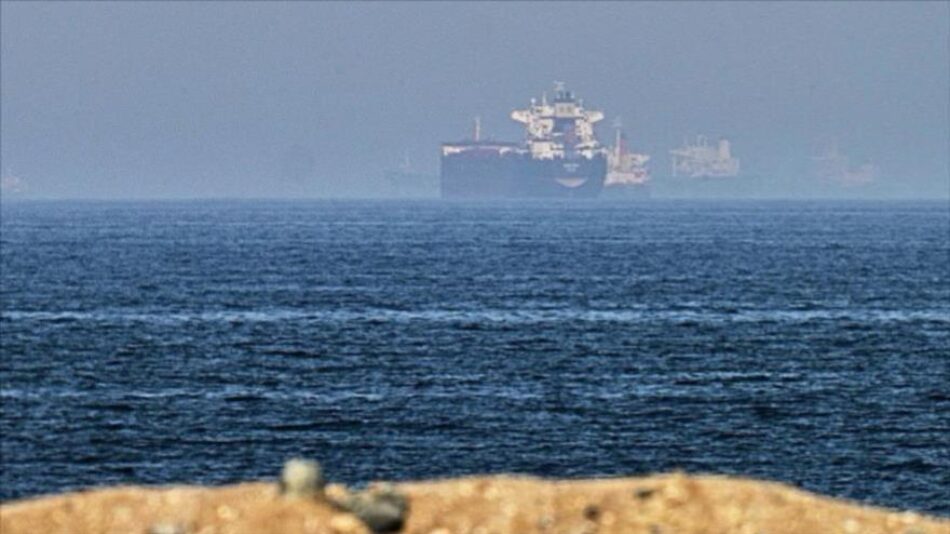 Superpetrolero impacta contra minas navales en ruta ilegal en Ormuz