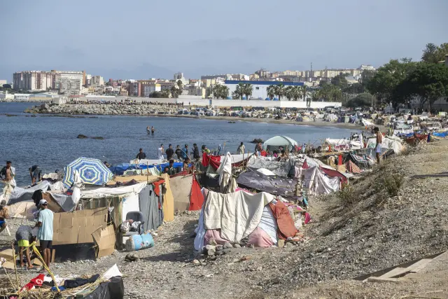Chabolas en la playa y migrantes en la calle: las acampadas en Ceuta