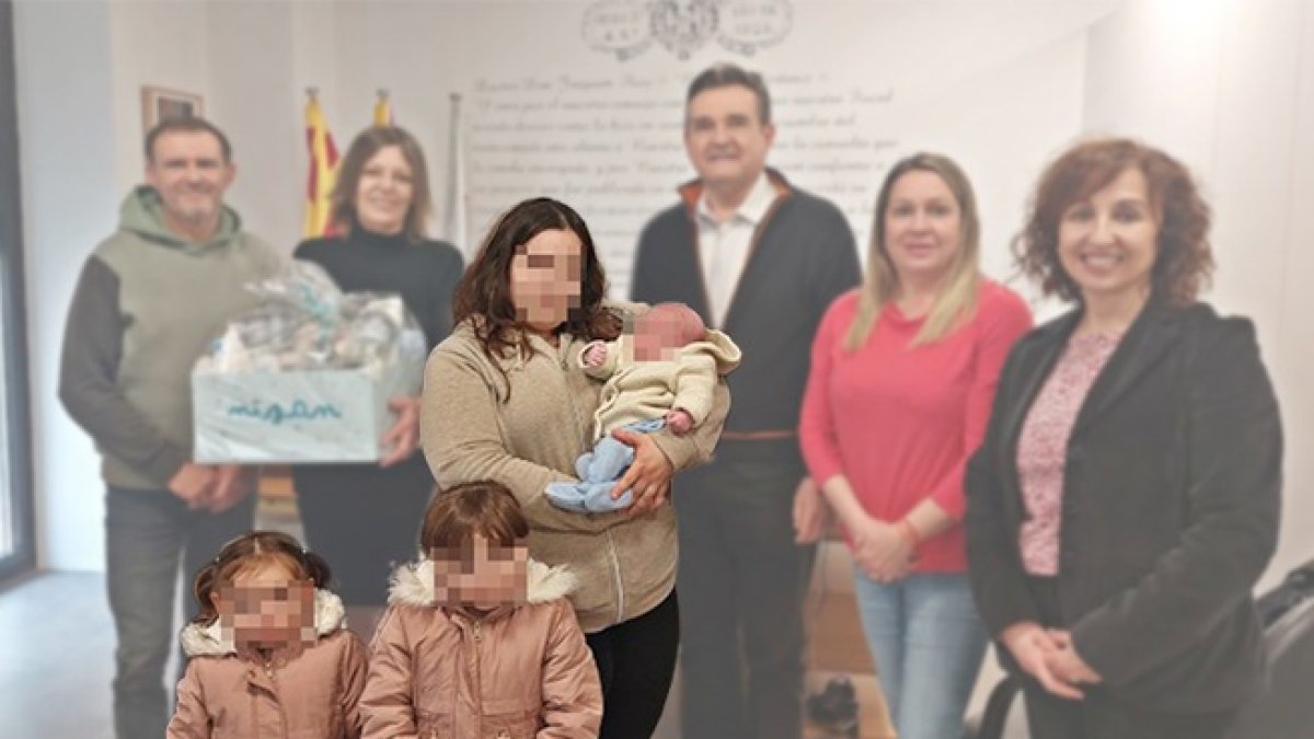 Hallan el cadáver del bebé Nizan en la casa de Santa Bàrbara con perros