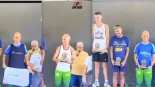 Atleta brasileño posa con 11 camisetas de patrocinadores en el podio