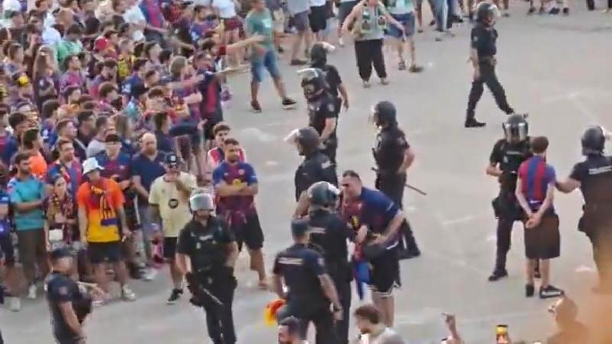 Interior expedienta a los policías que golpearon a un seguidor del Barça en Elche