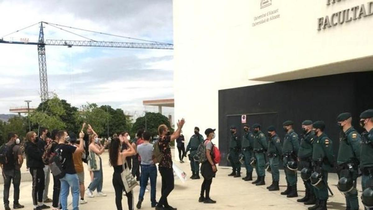 Cuatro jóvenes se enfrentan a tres años de cárcel por protestar contra Vox en la UA