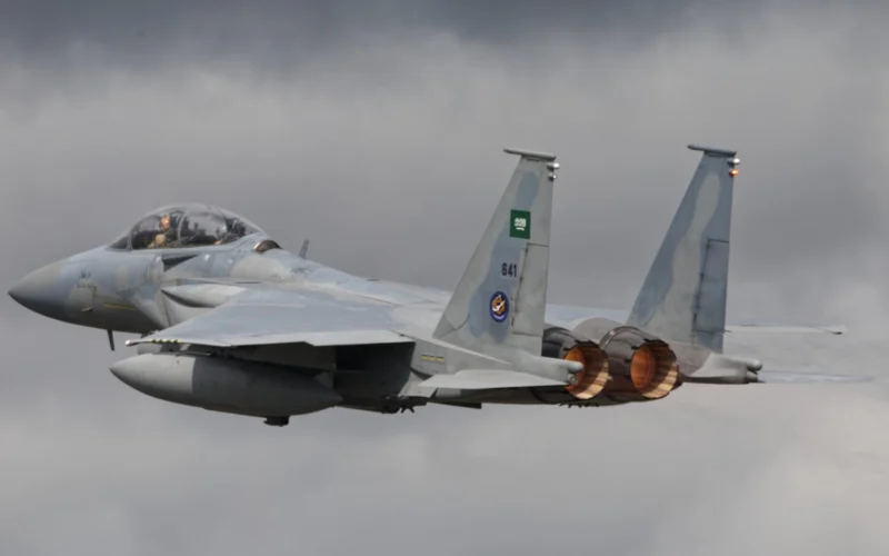 Hutíes afirman derribar un F-15 saudí en Marib y niegan ataque a La Meca
