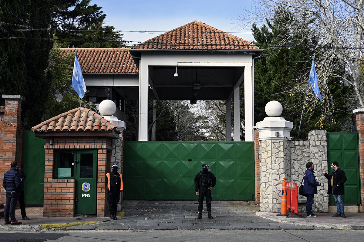 Milei militariza Olivos: despidos y FFAA en la residencia