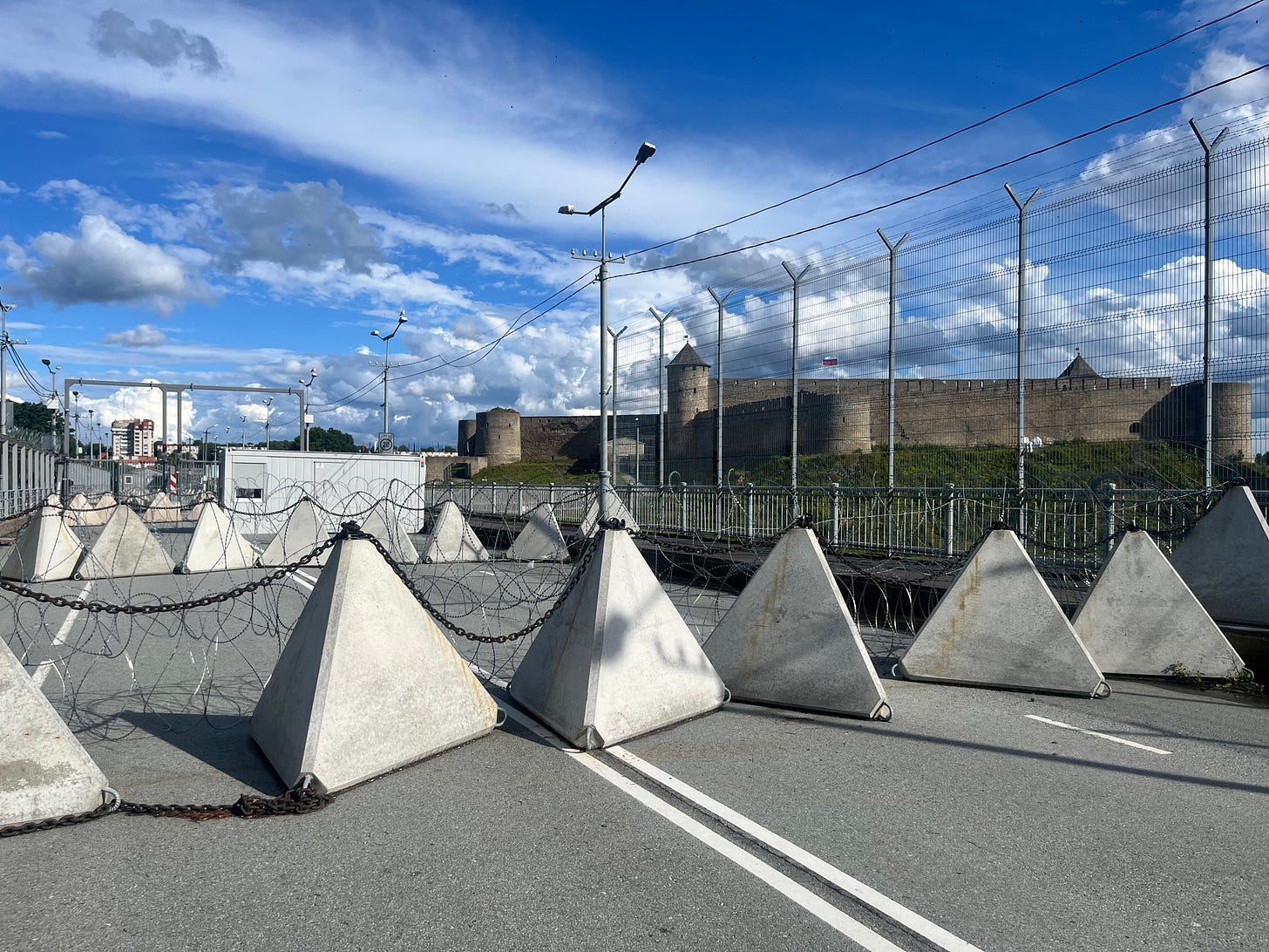 Rusia impone toque de queda en frontera con Estonia