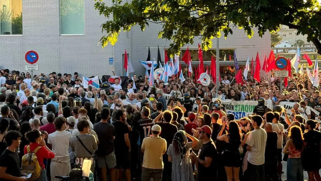 Santiago se moviliza contra Vox: una veintena de colectivos frena su acto