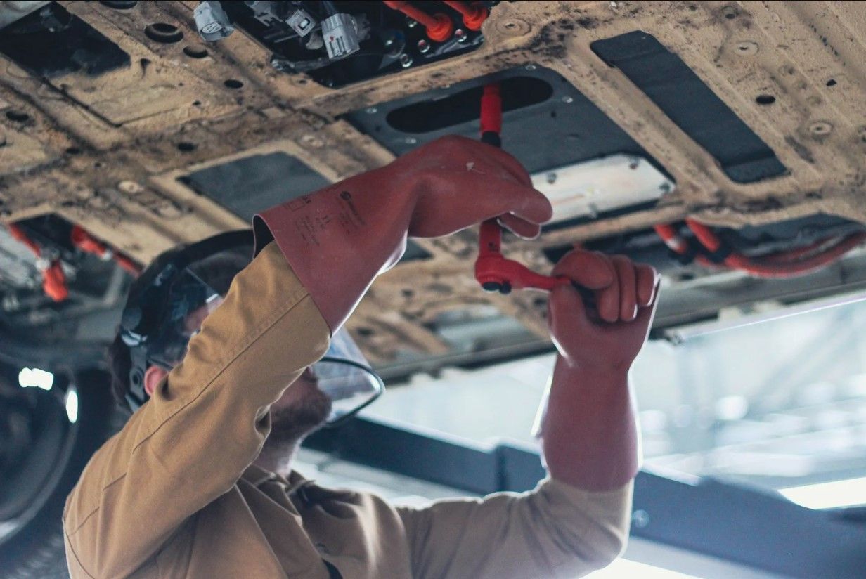 Talleres independientes rechazan reparar coches eléctricos por falta de acceso técnico