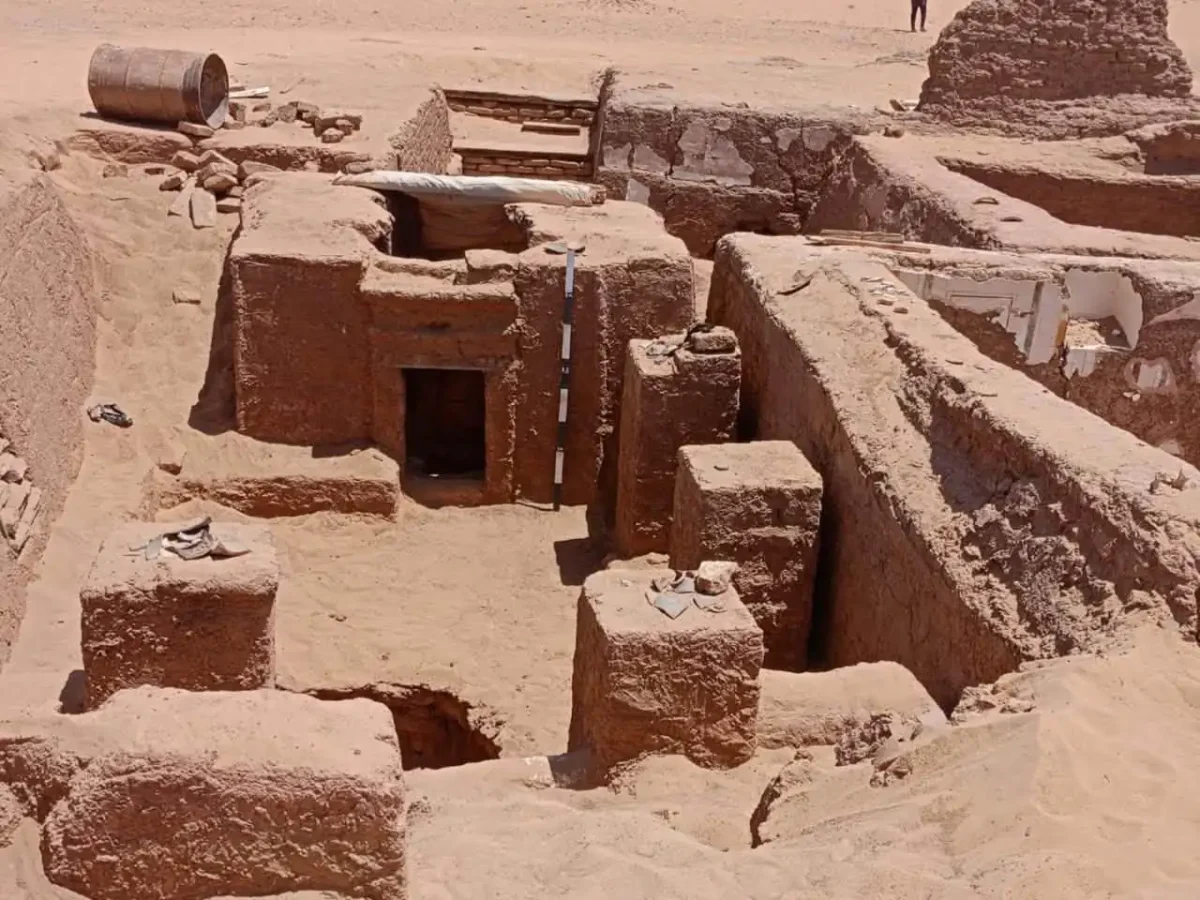 Tumba piramidal romana en Egipto con poema griego