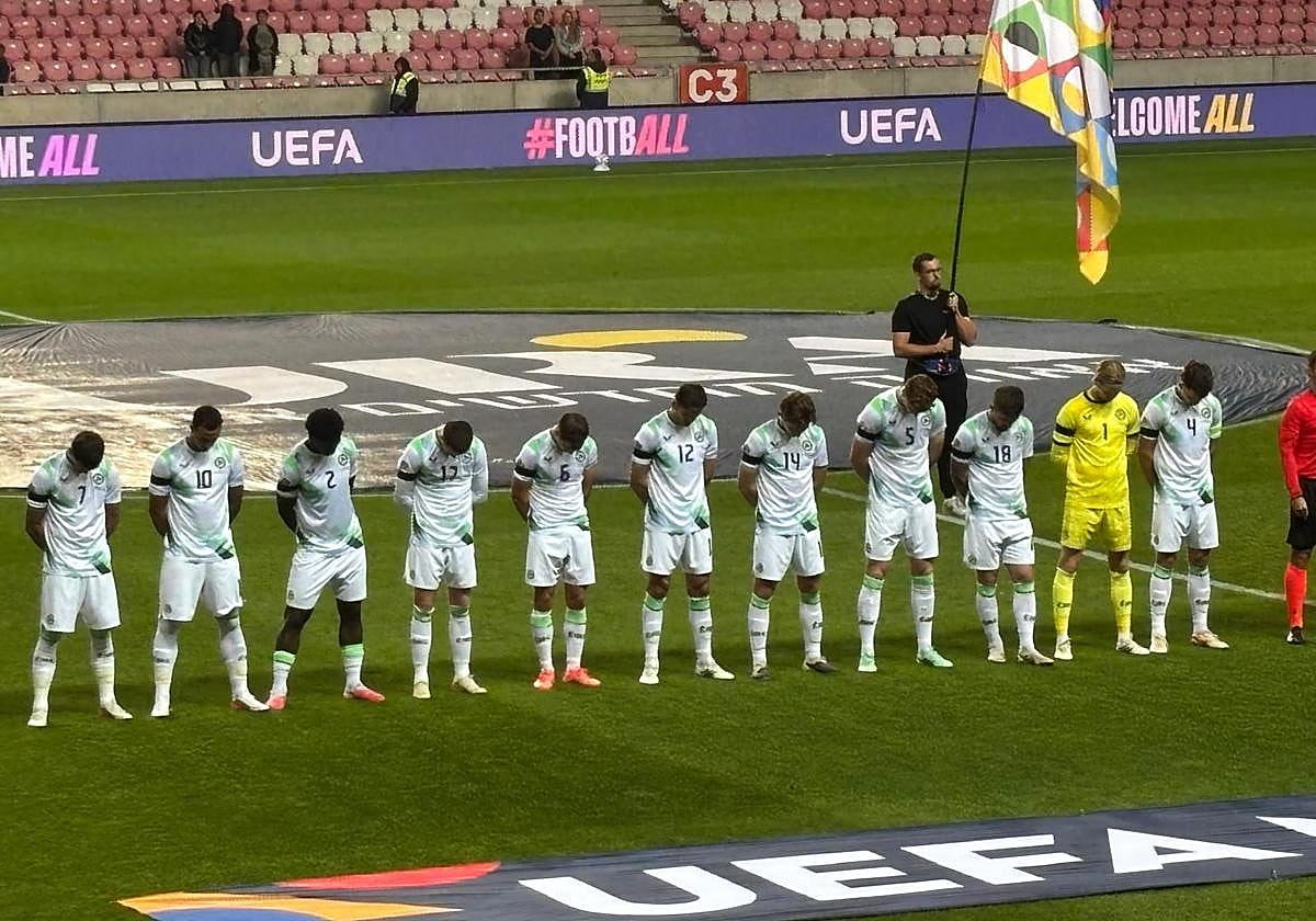 Irlanda protesta con brazaletes negros en partido ante Israel